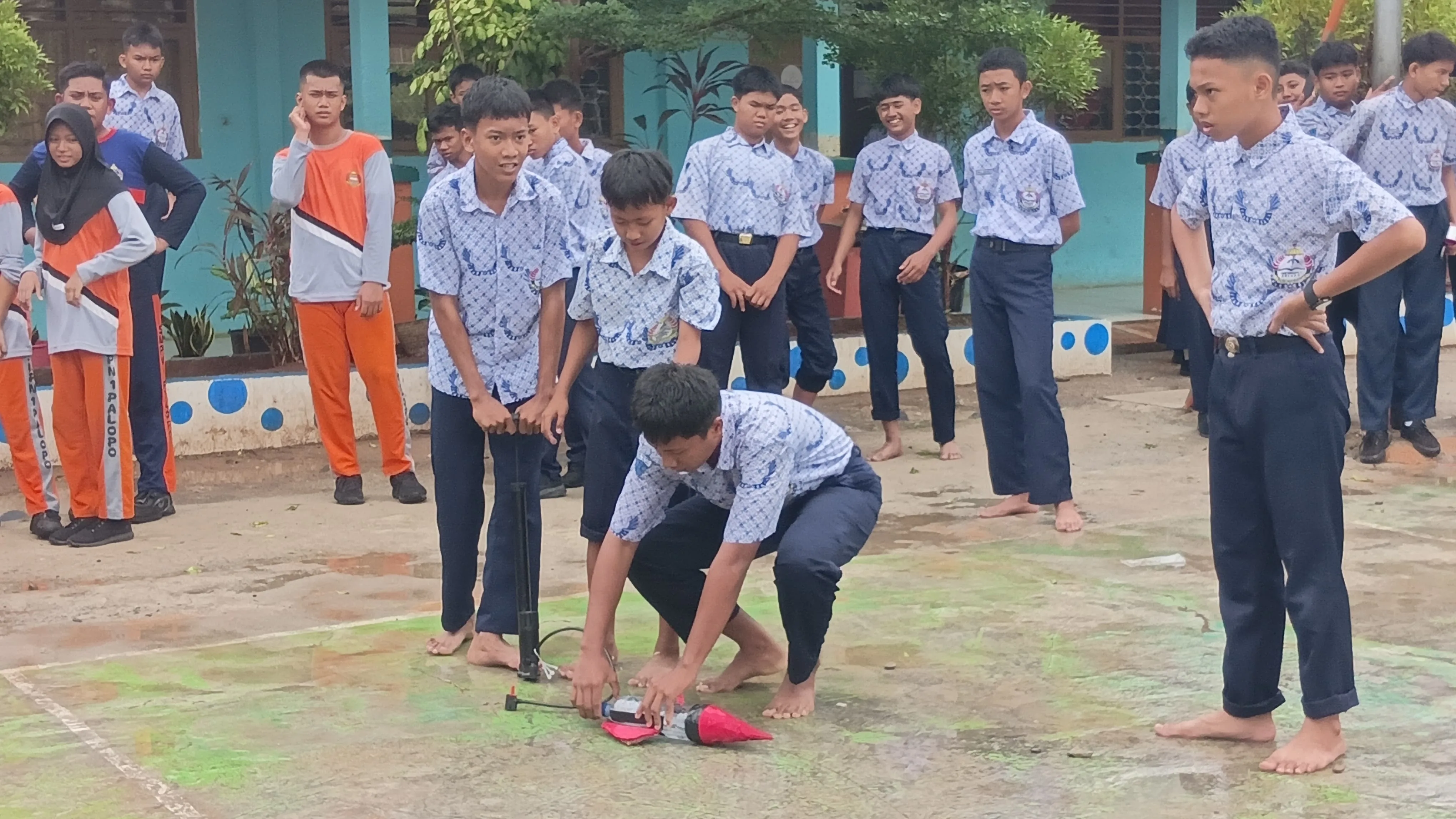 Siswa SMPN 1 Palopo Praktik Membuat Roket Air untuk Memahami Prinsip Tekanan