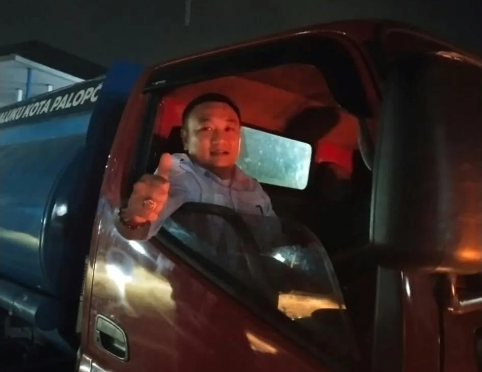 Direktur Perumda TM Palopo Kendarai Mobil Tangki Pimpin Penyuntikan Pipa ke Sejumlah Wilayah Terdampak Krisis Air