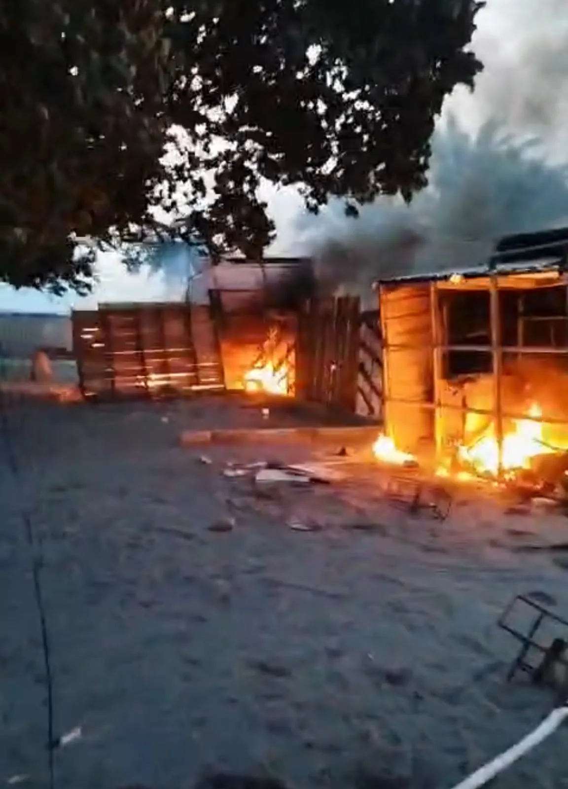 BREAKING NEWS; Bentrok Dua Kelompok Warga di Tanalili Lutra Memanas, 1 Tewas dan Pembakaran Fasilitas Wisata di Pantai Seta-Seta