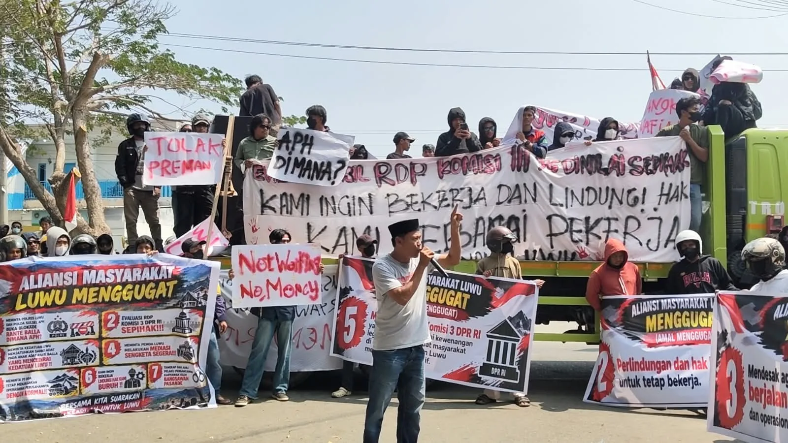Massa AMAL Geruduk Mapolres Luwu, Desak Akses Ranteballa Dibuka