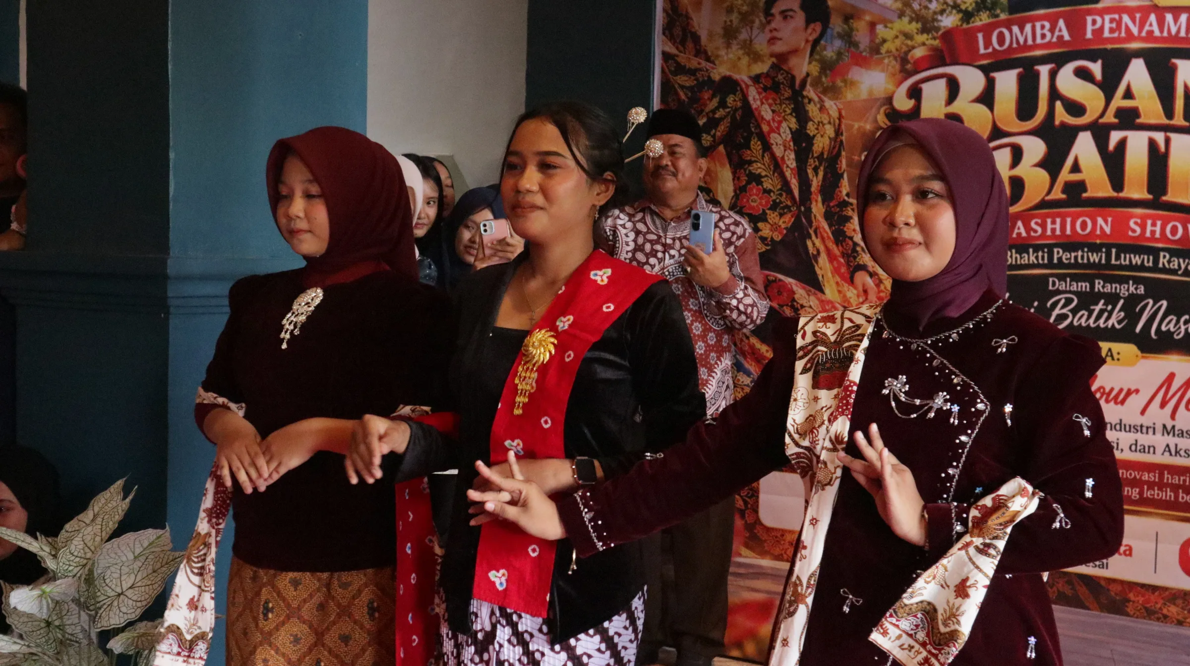 STIKes Bhakti Pertiwi Palopo Gelar Fashion Show Batik, Dr Agustina Palamba: Dorong Gen Z Cintai Produk Lokal