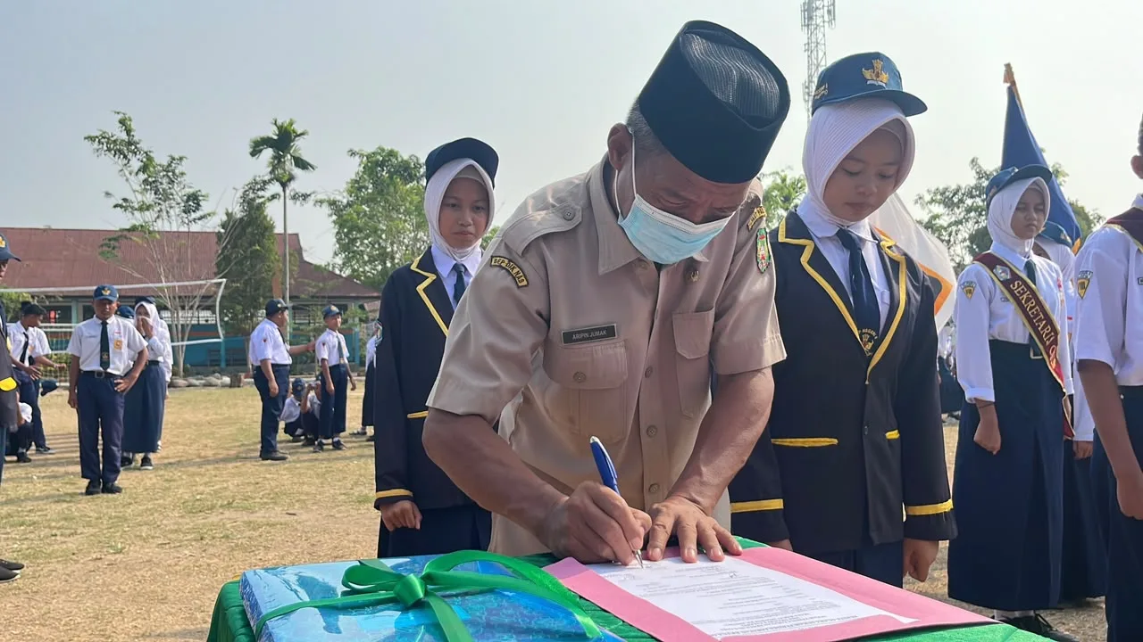Lantik Pengurus OSIS, Kepala SMPN 5 Palopo Minta Tingkatkan Prestasi Akademik dan Non Akademik