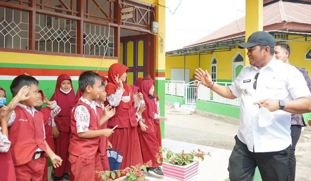 Seragam Sekolah Gratis Plus Disalurkan di Luwu, Patahudding: Dorong Anak Peroleh Akses Pendidikan