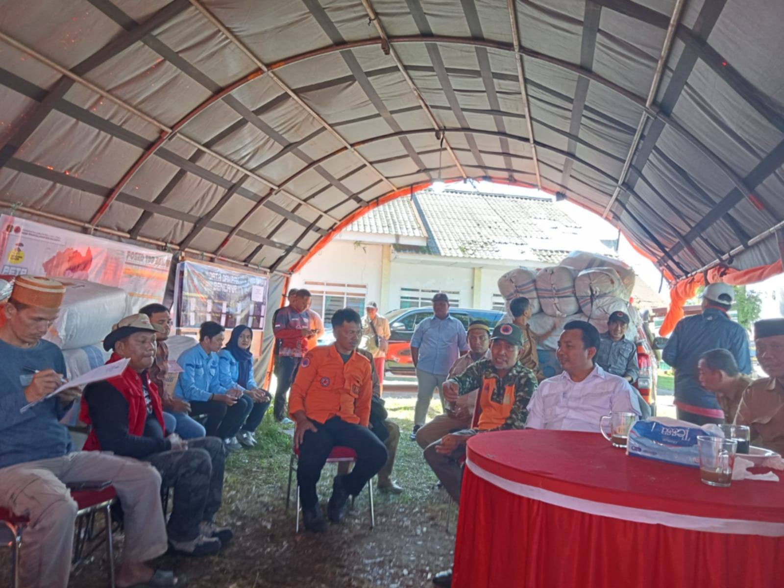 ​Tembus Medan Sulit, Pemda Lutra Bersama IOF dan Polres Distribusikan Bantuan Banjir