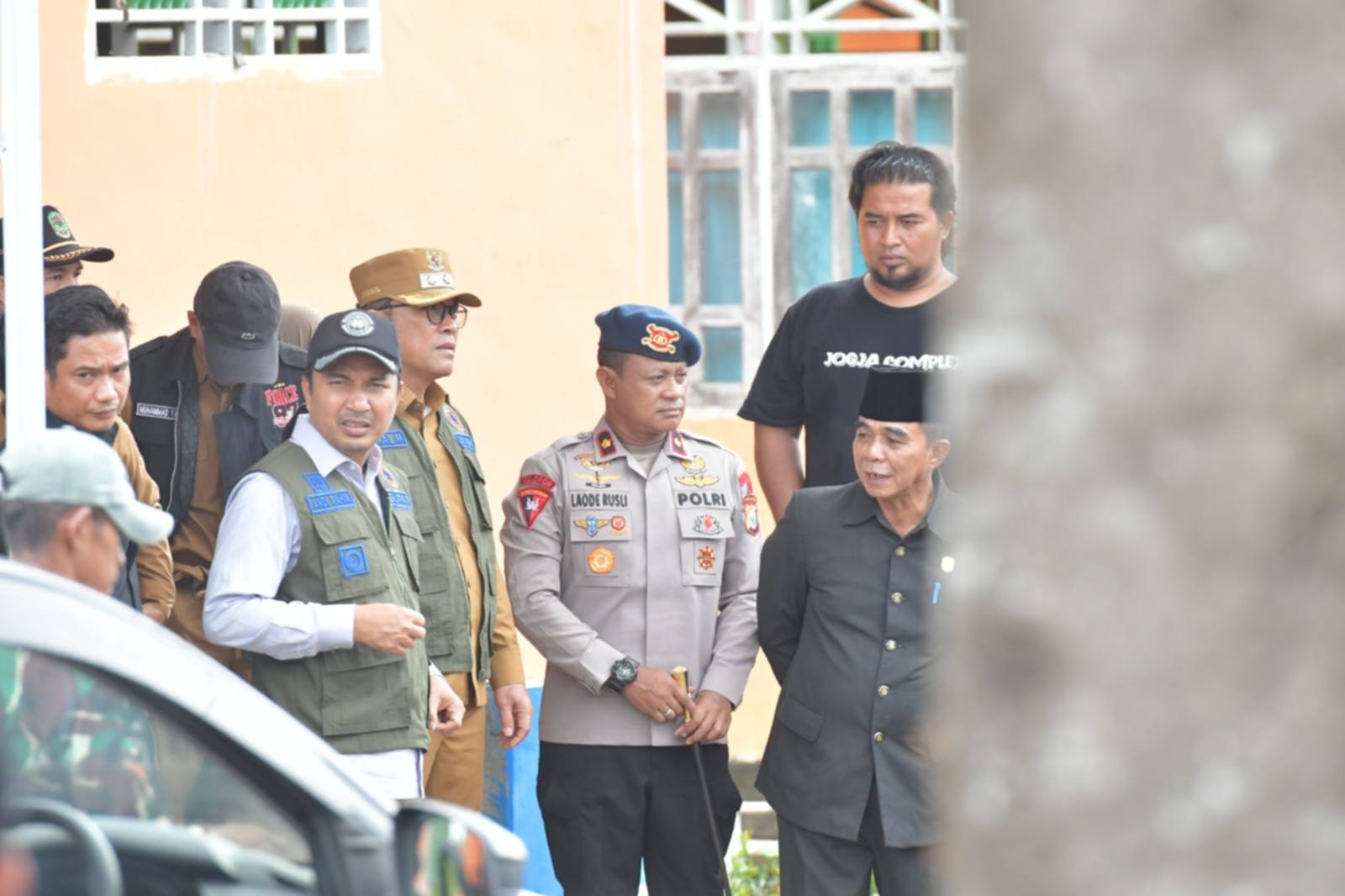 ​Ratusan Hektar Sawah Terendam Banjir, Bupati Lutra Turun Langsung Salurkan Bantuan Darurat di Desa Tingkara
