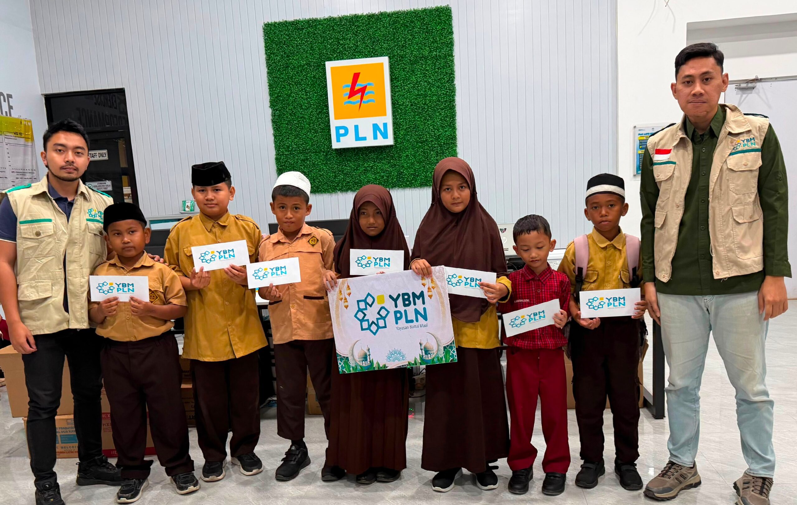 YBM PLN UP3 Palopo Salurkan Bantuan Pendidikan  kepada 70 Anak Prasejahtera  di Peringatan Hari Anak Nasional