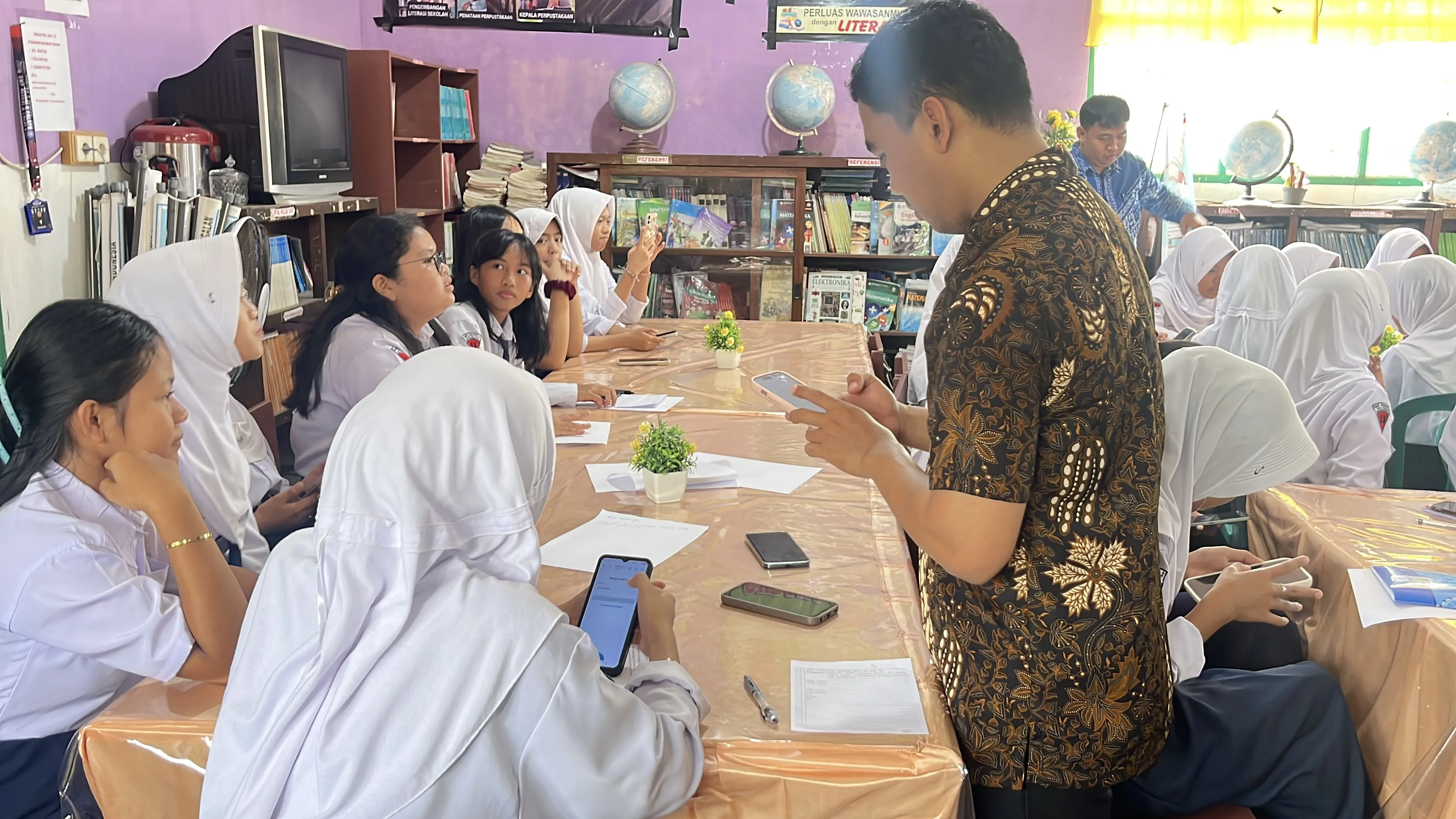 Dinas Perpustakaan dan Kearsipan Edukasi Siswa SMPN 2 Tentang Pentingnya Menjaga Arsip Keluarga.