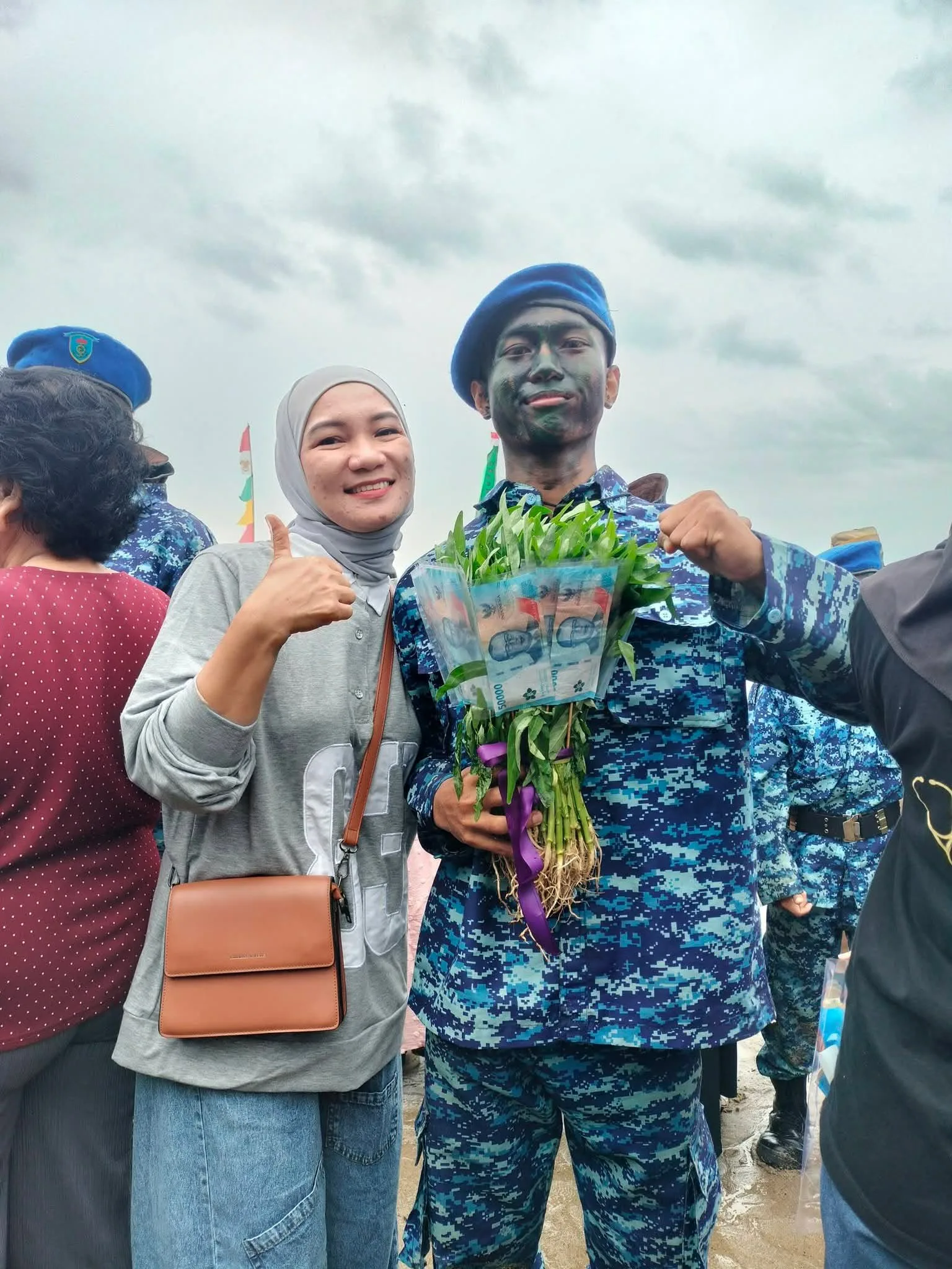 Bikin Haru! Taruna Politeknik Palopo Diberi Buket Sayur Kangkung, Ibunya Bangga Bisa Sekolahkan Anak dari Hasil Jual Sayuran di Pasar